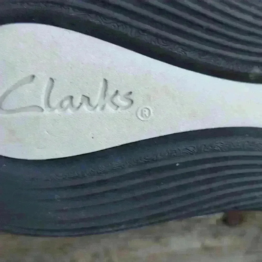 Clarks slip on sneaker- suede good condition - Picture 5 of 8